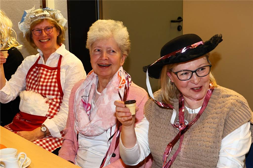 Frauen feiern bei der KFD Hamm-Bossendorf Karneval in Haltern