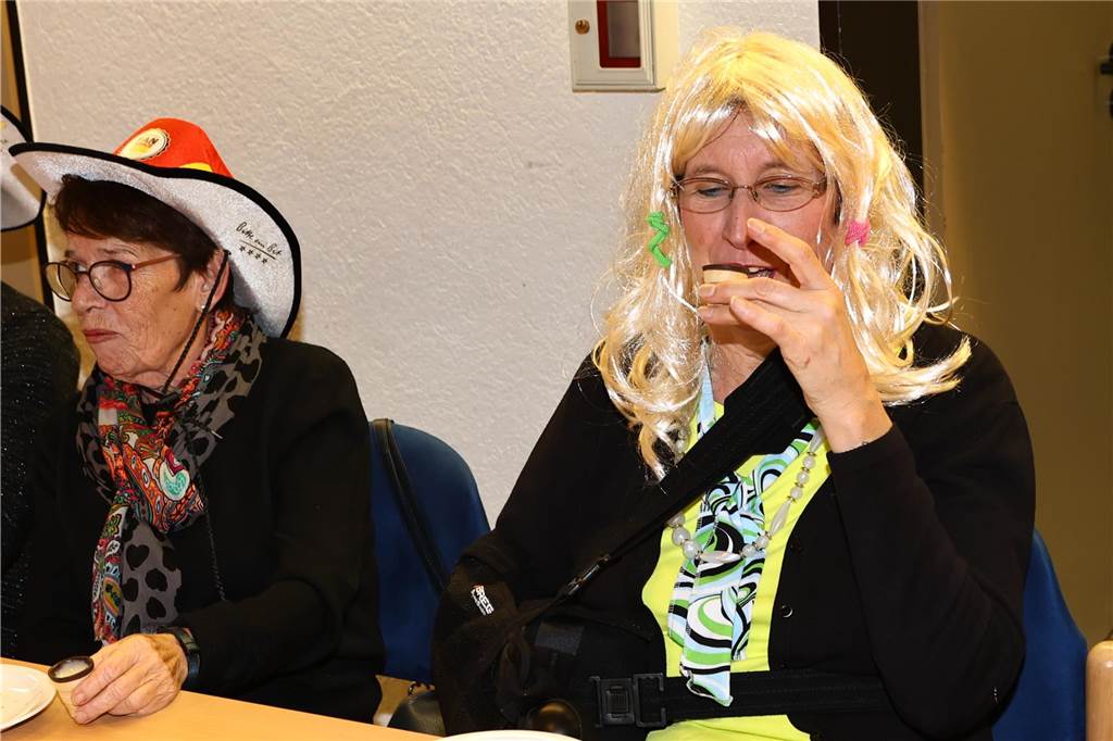 Frauen feiern bei der KFD Hamm-Bossendorf Karneval in Haltern