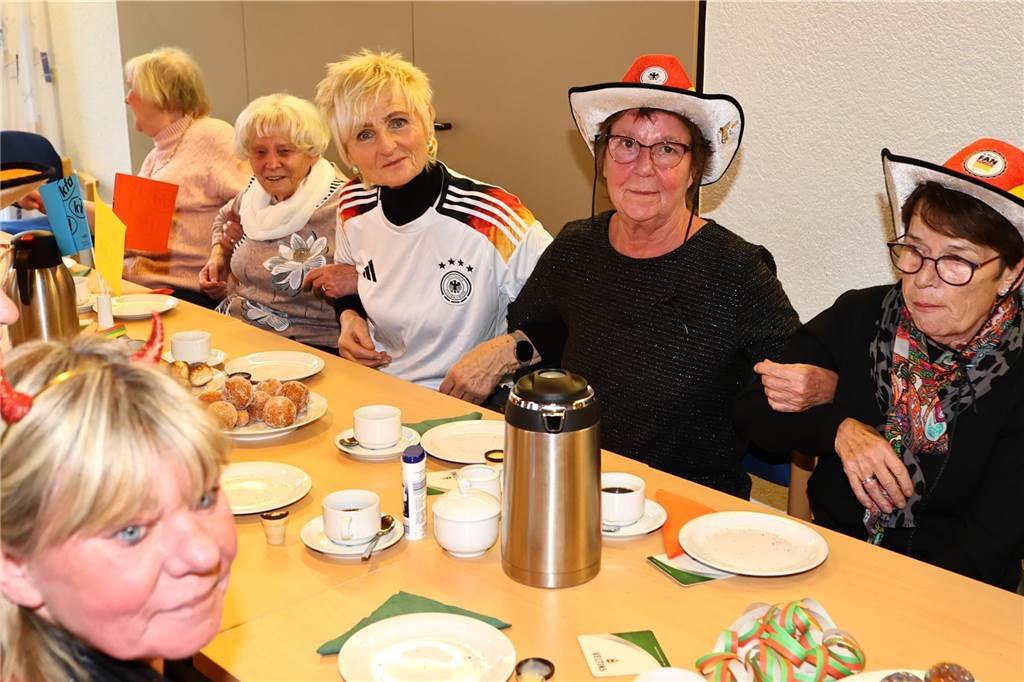 Frauen feiern bei der KFD Hamm-Bossendorf Karneval in Haltern