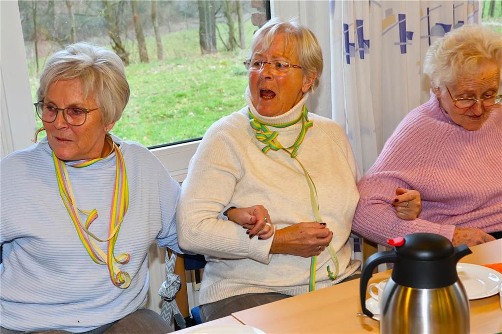 Frauen feiern bei der KFD Hamm-Bossendorf Karneval in Haltern