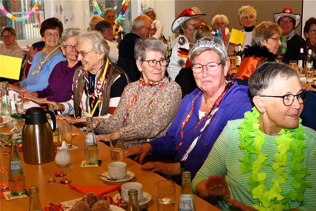 Frauen feiern bei der KFD Hamm-Bossendorf Karneval in Haltern