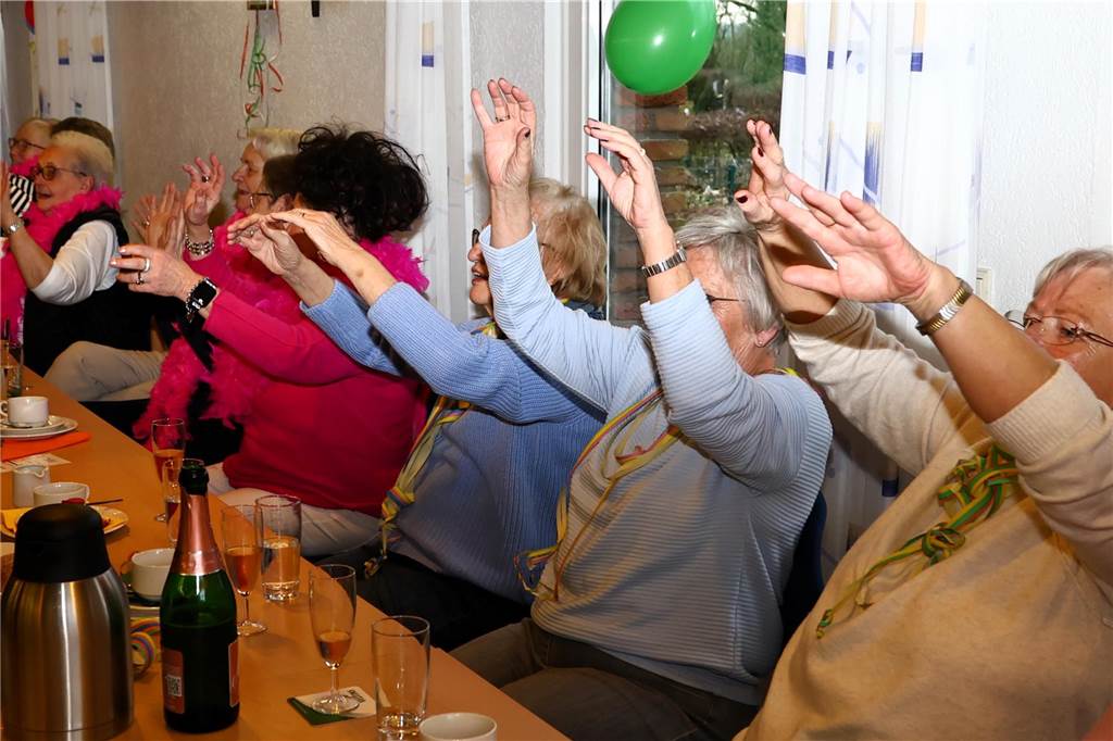 Frauen feiern bei der KFD Hamm-Bossendorf Karneval in Haltern