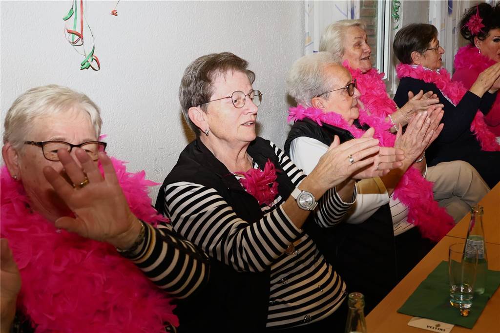 Frauen feiern bei der KFD Hamm-Bossendorf Karneval in Haltern