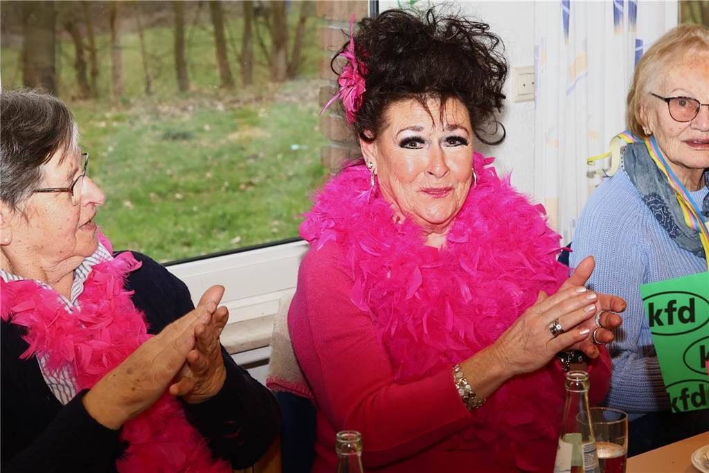 Frauen feiern bei der KFD Hamm-Bossendorf Karneval in Haltern