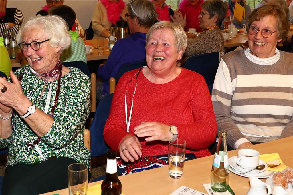 Frauen feiern bei der KFD Hamm-Bossendorf Karneval in Haltern