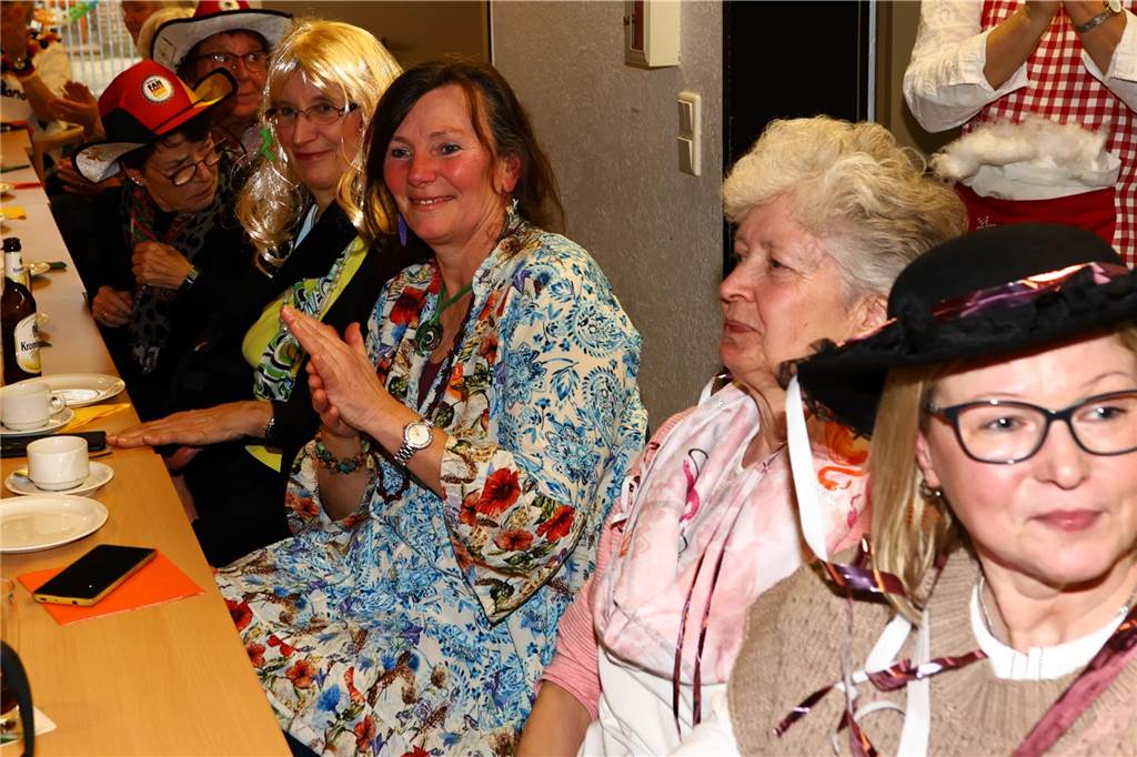 Frauen feiern bei der KFD Hamm-Bossendorf Karneval in Haltern