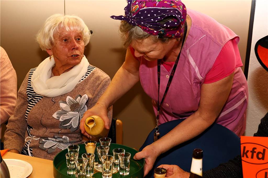 Frauen feiern bei der KFD Hamm-Bossendorf Karneval in Haltern
