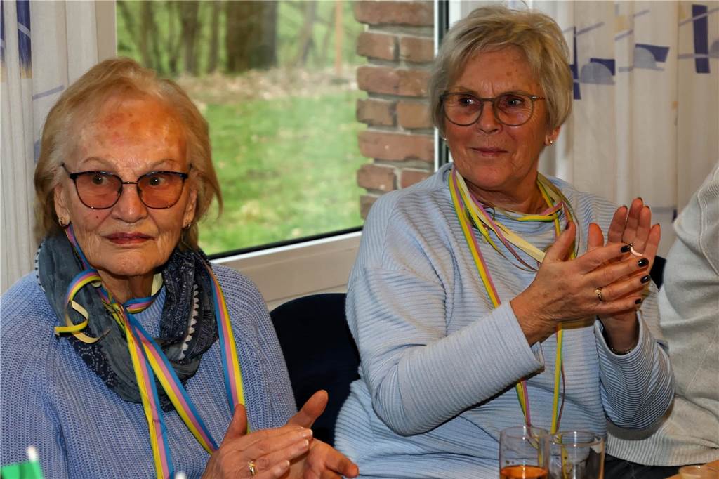 Frauen feiern bei der KFD Hamm-Bossendorf Karneval in Haltern