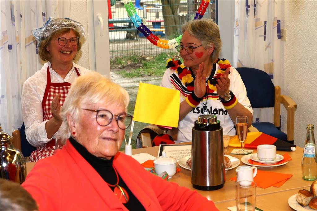 Frauen feiern bei der KFD Hamm-Bossendorf Karneval in Haltern