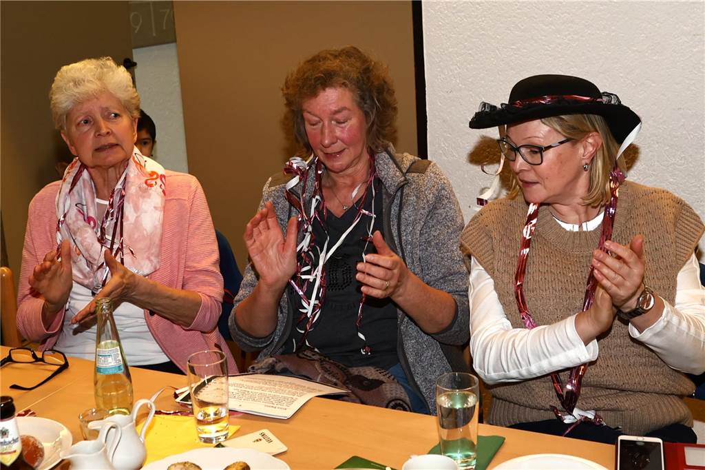Frauen feiern bei der KFD Hamm-Bossendorf Karneval in Haltern