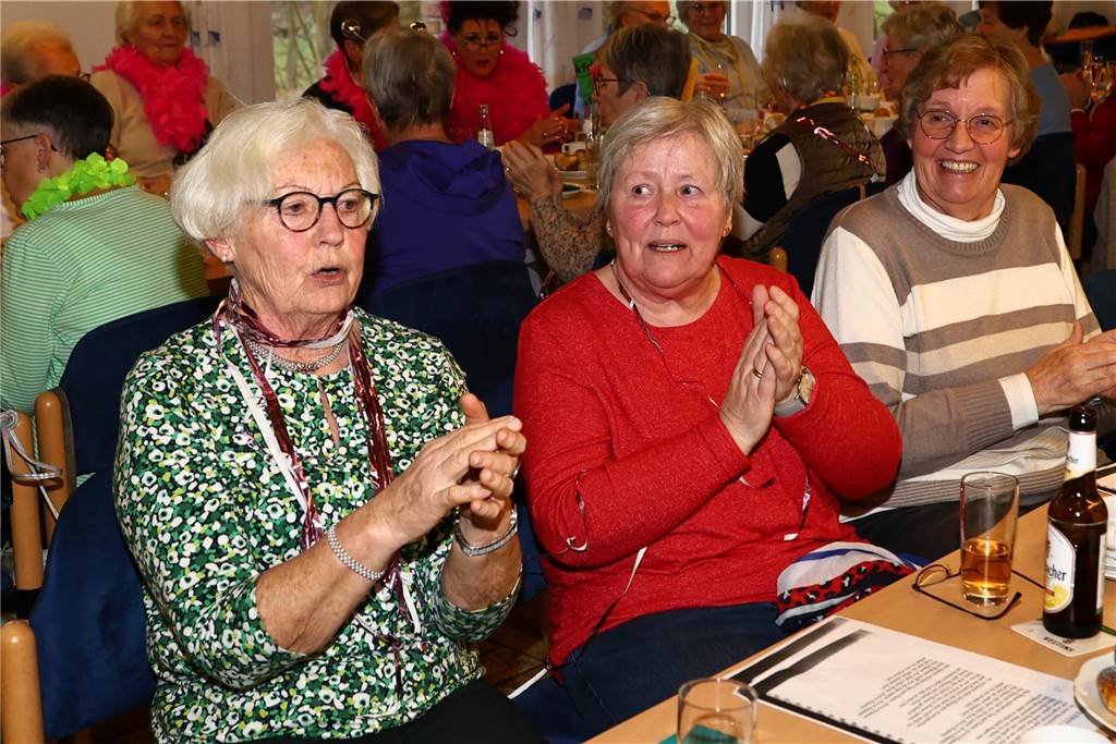 Frauen feiern bei der KFD Hamm-Bossendorf Karneval in Haltern