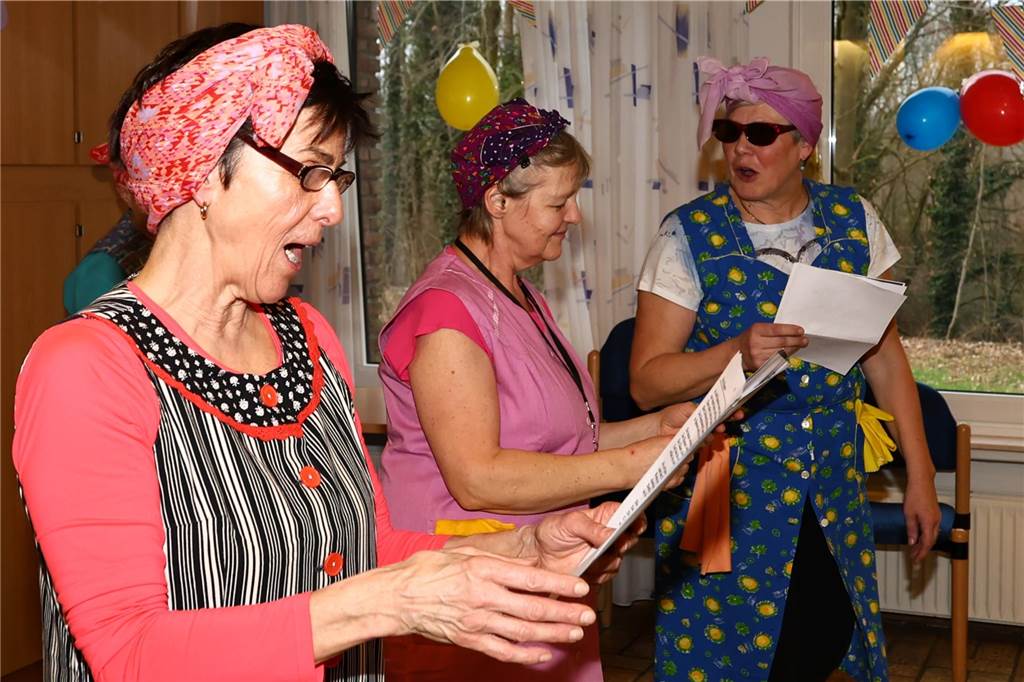 Frauen feiern bei der KFD Hamm-Bossendorf Karneval in Haltern