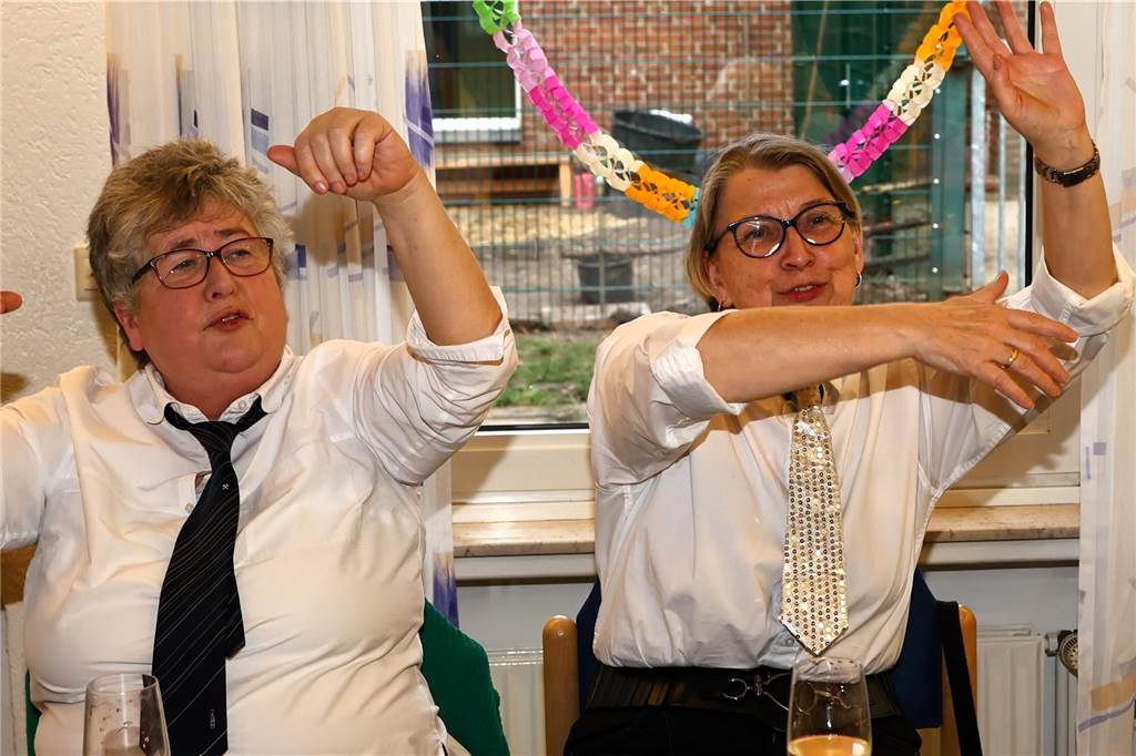 Frauen feiern bei der KFD Hamm-Bossendorf Karneval in Haltern