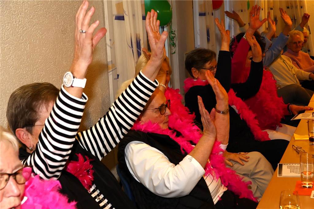 Frauen feiern bei der KFD Hamm-Bossendorf Karneval in Haltern