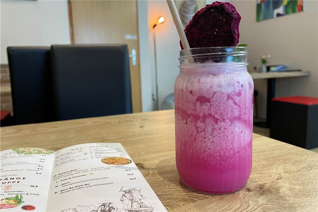 Zwei junge Gastronomen eröffnen vietnamesisches Restaurant neu Das Getränkt Drachencolada steht auf einem Tisch im neuen vietnamesischen Restaurant "Ming Son Kitchen" an der Provinzialstraße in Lütgendortmund