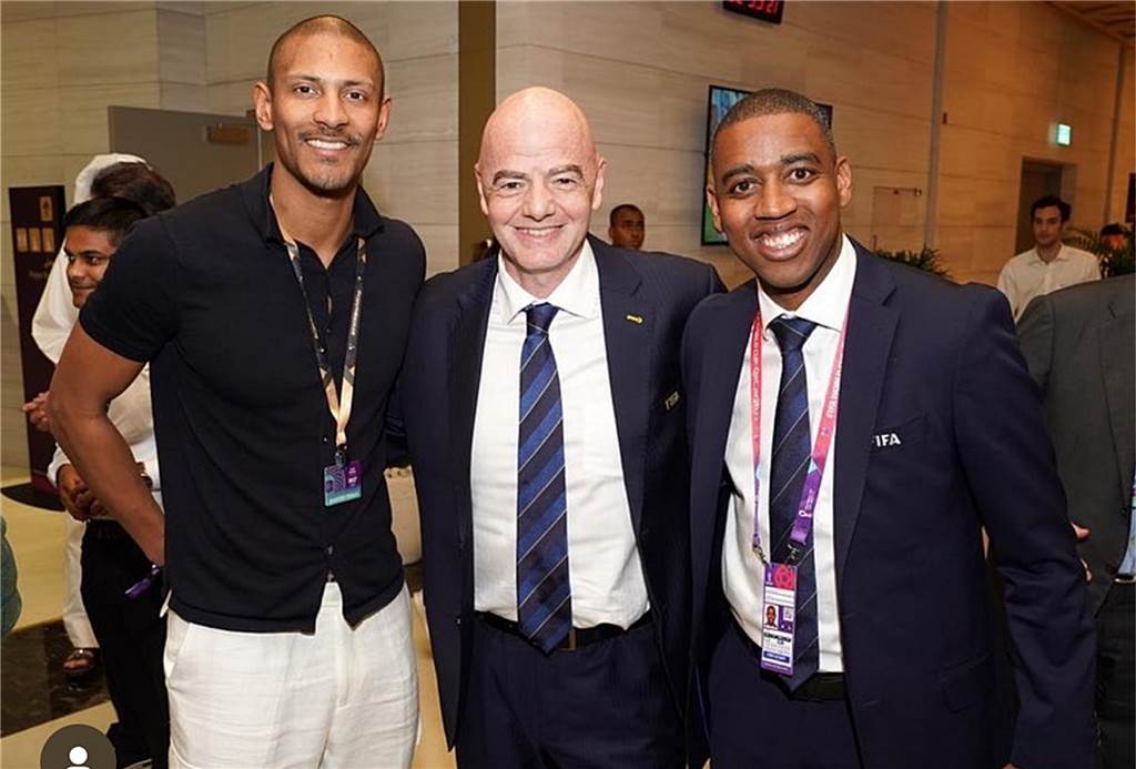 So verbringen die BVB-Profis ihren Weihnachtsurlaub: Viele schwarzgelbe Fotos Sebastien Haller posiert mit FIFA-Chef Giovanni Infantino
