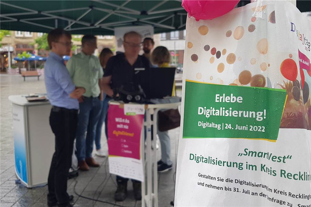 Zu Besuch beim Stand "Digitale Stadt Castrop-Rauxel". Leider hat der Regen dafür gesorgt, dass kaum jemand die Angebote nutzte.