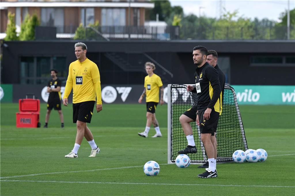 Nuri Sahin beobachtet das Training.
