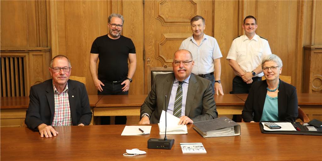 Planungen für den Neubau der Feuerwache in Kirchhellen schreiten voran Zu dem aktuellen Planungsstand informierten: Bezirksbürgermeister Ludger Schnieder, Axel Pütz, Projektleiter Feuerwache 2, erster Beigeordneter Paul Ketzer, Peter Sommer vom Fachbereich Immobilienwirtschaft, Christoph Lang von der Feuerwehr Bottrop und Christina Kleinheins, Leiterin des Stadtplanungsamtes