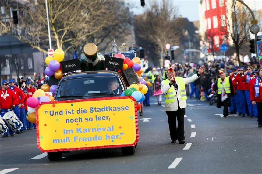 Karnevals-Präsident weist Kritik am Zug zurück Zu dem Dortmunder Rosenmontagsumzug kamen zehntausende Narren.