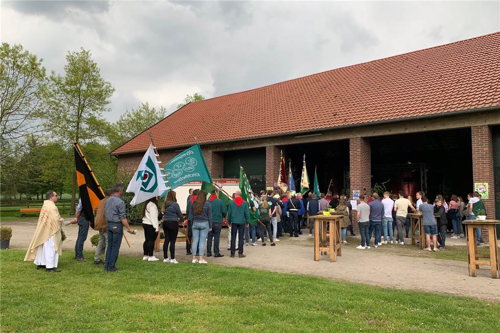 75 Jahre Landjugend: Eine Gemeinschaft für ganz Kirchhellen Zu dem feierlichen Anlass erschienen viele Vereins-Abordnungen und präsentierten ihre Fahnen.