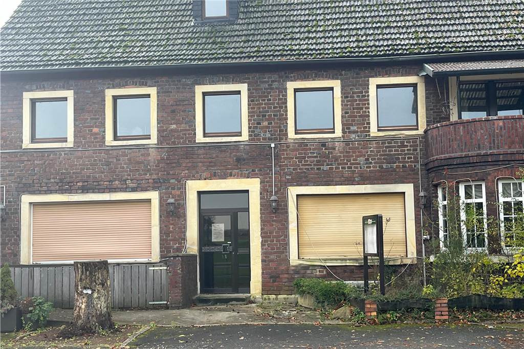 Bauarbeiten am Heidekrug: Stadt lässt Wohnungen für Flüchtlinge umbauen Zu dem Grundstück, das die Stadt 2022 gekauft hat, gehört auch ein Gebäude mit zwei Wohnungen à 120 Quadratmeter.