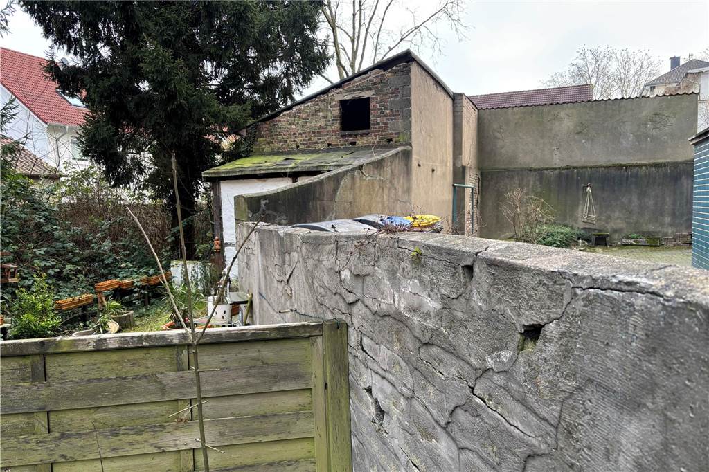 Zwangsversteigerung: Sechs-Familien-Haus hat neuen Eigentümer Leerstehender Anbau in rückseitiger Lage am Altstadtring 145.