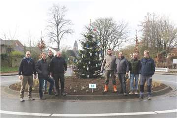 Zu den abschließenden Arbeiten am Kreisverkehr auf der Freudenbergstraße und an dem nahen Kilian-Bildstock (hinten r.) kamen am Samstag Ralf Schlebusch, Jürgen Aehling, Berthold Bienbeck, Dennis Willhausen, Nico Höller, Stefan Fasselt, Werner Besten und Herbert Dahlhaus (v.l.).