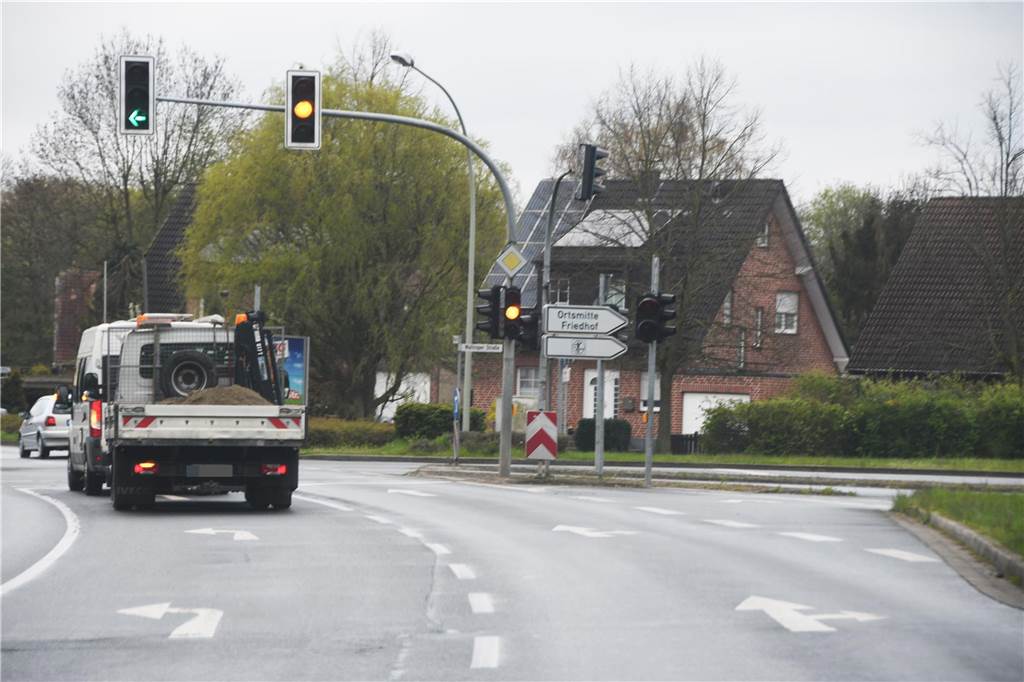Ampelschaltungen nerven Berufspendler: Müssen Ampeln nachts in Selm an sein? Zu den Ampeln, die neben der Geradausspur auch den Verkehr auf einer Abbiegespur separat steuern, gehört die Anlage am LAFP an der Waltroper Straße.