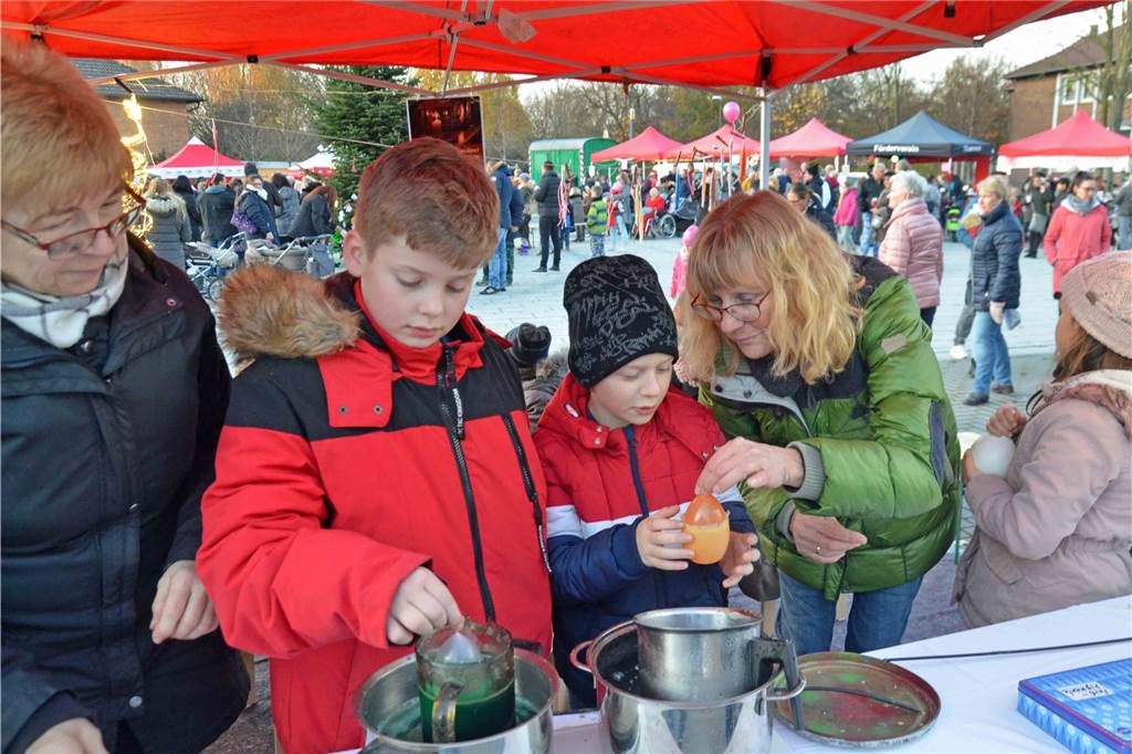 Dritter Adventsmarkt in Lünen-Süd: Rekordbeteiligung und attraktives Angebot Zu den Attraktionen des Süder Adventsmarktes zählte auch dieser Stand vom Pastoralen Raum Lünen, Heilige Familie, bei dem Kinder Kerzen kreieren konnten aus Wachsresten, die in der Kirche gesammelt wurden.