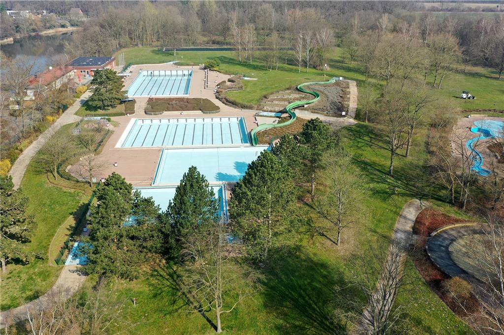 Zu den Attraktionen gehören heute neben den verschiedenen Becken eine 75 Meter lange Bodenrutsche, Kletterhügel zum Hinunterrutschen, Felsstrudel und Spritzdüsen.