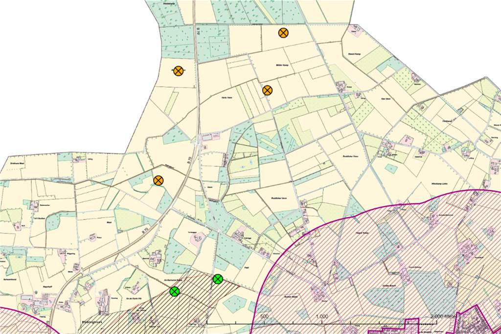 Zu den bestehenden zwei Anlagen (grün) bei Oeding sollen sich voraussichtlich 2026 vier weitere Windenergieanlagen (orange) im Nordwesten der Gemeinde gesellen.