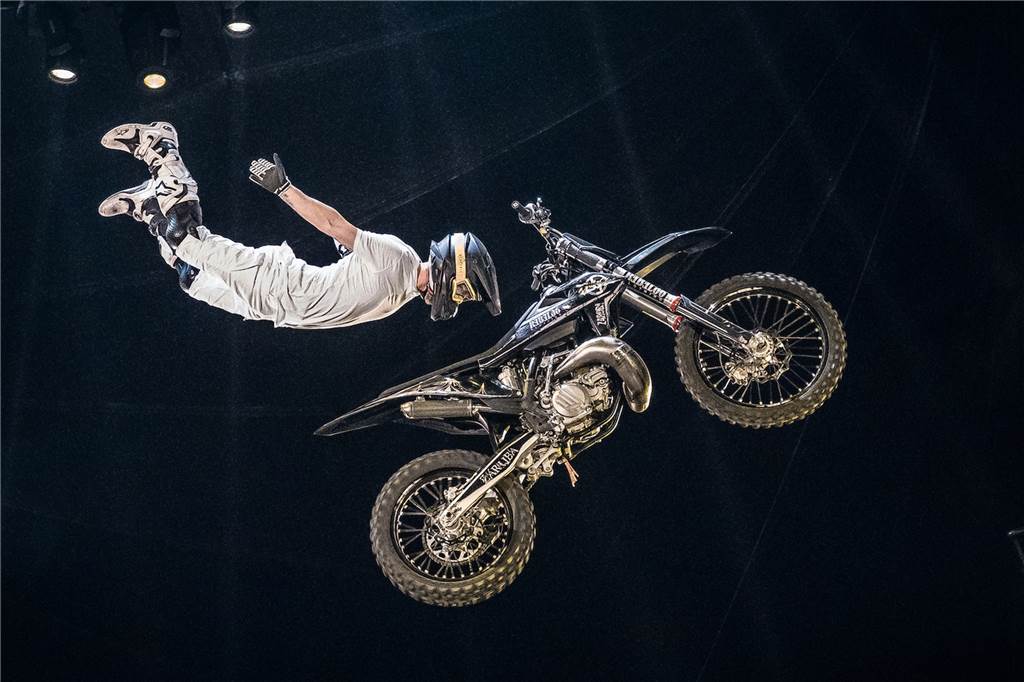 Zirkus Flic Flac dieses Mal ohne „Todesrad“ in Dortmund Zu den diesjährigen Attraktionen im Zirkus Flic Flac zählt die Motocross-Gruppe "Mad Flying Bikes".