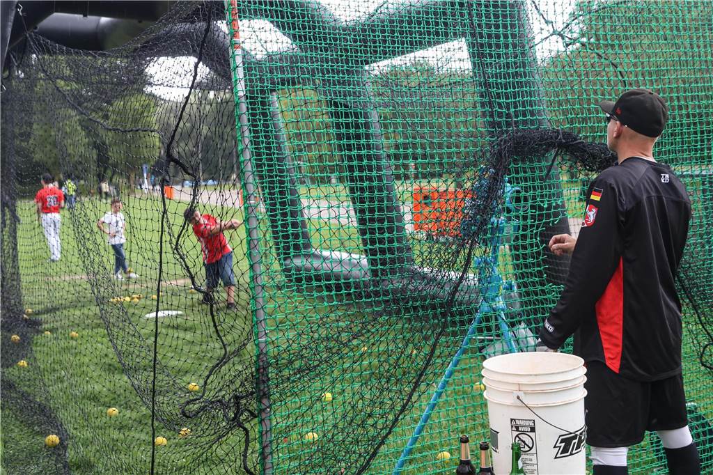 Zu den DJ Picknicks gehört jeweils auch ein sportliches Angebot. Diesmal ist der Baseball-Verein Dortmund Wanderers mit einer Ballmaschine vor Ort. Oliver Berner sorgt dafür, dass die Maschine mit Bällen gefüttert wird.