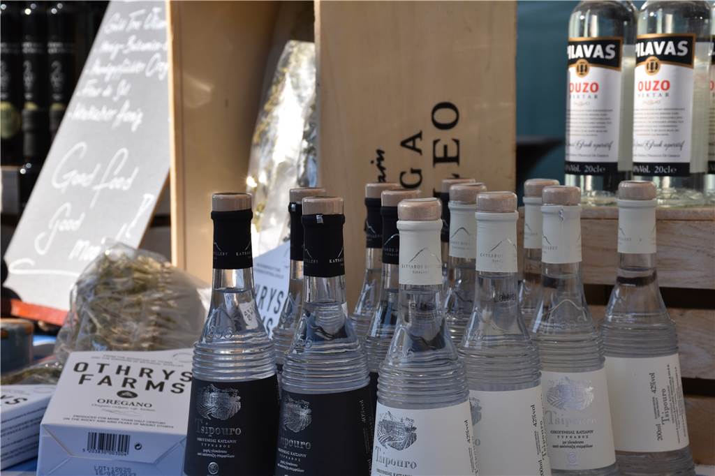 Erstes Stadtfest nach Pandemie-Pause: „Schön, wieder hier zu sein“ ZU den griechischen Spezialitäten gehören unter anderem Olivenöl, Gewürze, aber auch Spirituosen.