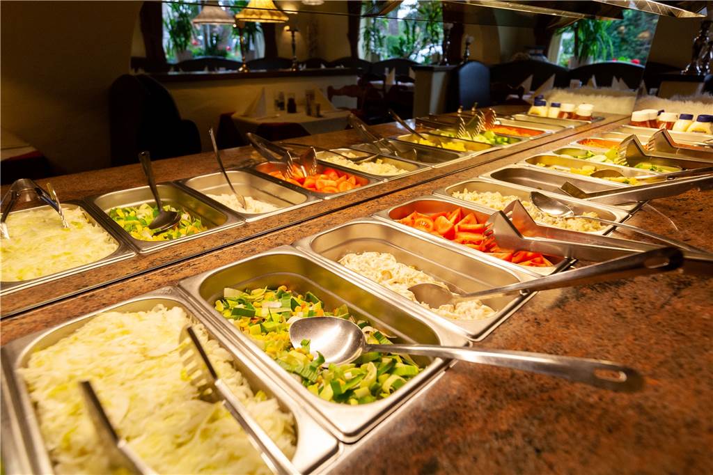 Zu den Hauptspeisen gibt es Salat vom Buffet.