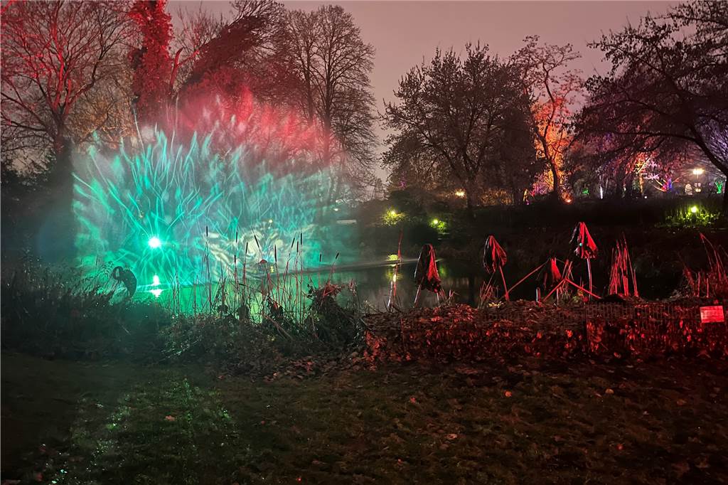 Winterleuchten in Westfalenpark startet trotz Energiekrise Zu den Highlights zählt die Videoprojektion auf einem riesigen Wasserschild.