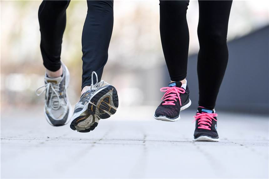 Überforderung im Sport vermeiden Zu den körperlichen Signalen von sportlicher Überforderung zählen Infektanfälligkeit, gerötete und warme Gelenke - und Schmerzen.
