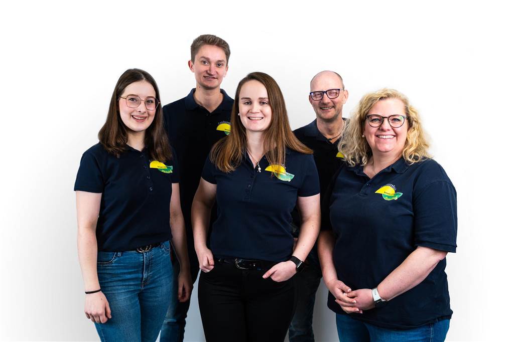 Firmengründung kein Aprilscherz: Rensing Landservice setzt auf Region Drei Frauen und zwei Männer, die lachen und einen anschauen.
