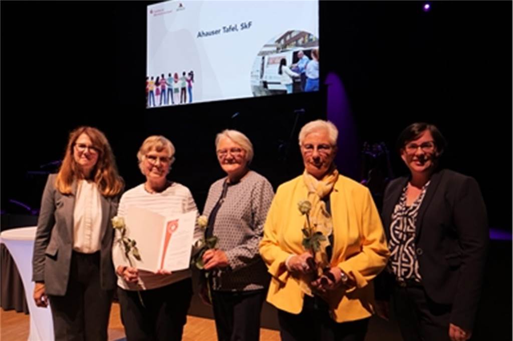 Bullemänner sorgen bei Ahauser Ehrenamtsgala für gute Laune Bürgermeisterin Karola Voß, Preisträger Die Ahauser Tafel und Anne Honermann, Regionalleiterin Ahaus der Sparkasse Westmünsterland