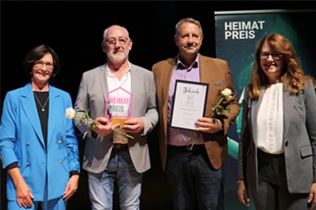 Bullemänner sorgen bei Ahauser Ehrenamtsgala für gute Laune Renate Schulte, Vorsitzende des Ausschusses für Kultur, Tourismus und Ehrenamt, Preisträger Heimatverein Ahaus und Bürgermeisterin Karola Voß