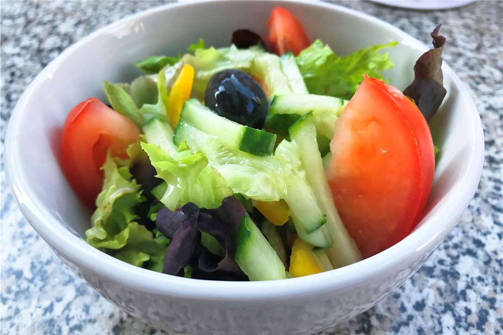 Zu den Spare Ribs gab es einen kleinen gemischten Salat.