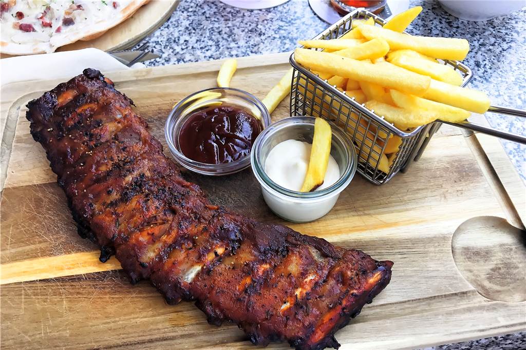 Zu den Spare Ribs gab es Pommes, eine rauchige Soße und Majonaise.