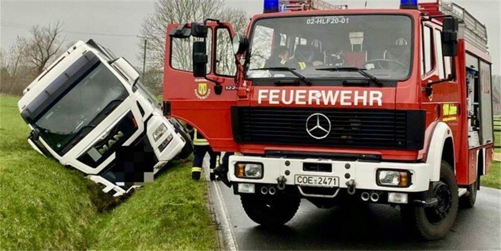 2023 weniger Unfälle in Nordkirchen: 17 Menschen wurden bei Unfällen verletzt Lkw im Straßengraben