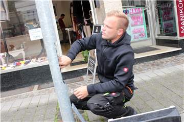 Zu den vielfältigen Aufgaben von Niklas Selsen gehört auch die Wartung und Reparatur der Schwerter Straßenlaternen. Foto: Starb