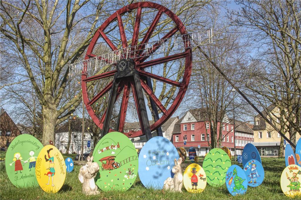 Zu sehen ist die Seilscheibe auf der Wiese am Ickerner Knoten. Im Vordergrund ist Osterdekorationen abgebildet.