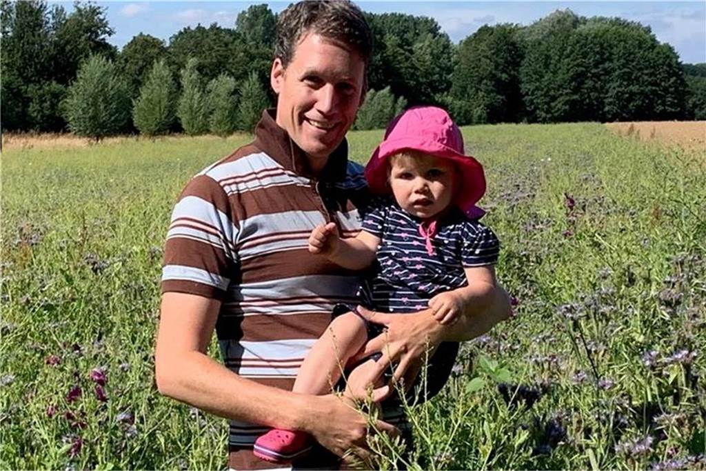 Die „Bauernmilliarde“ ist schwer anzuzapfen Zu den wenigen Landwirten, die im Bereich Maschinenanschaffung bislang einen Antrag stellen konnten, gehört Andreas Hemker (mit Tochter Marla).