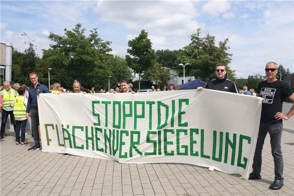 Initiative gegen das Industriegebiet Werne übergibt Liste mit fast 6000 Unterschriften Zu der Übergabe der Unterschriften versammelten sich viele Mitglieder und Mitstreiter der Initiative am Stadthaus.