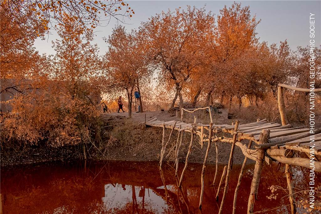 Zu diesem Langzeitprojekt gehört auch diese Aufnahme: Sie zeigt den Fluss Amu Darya in Usbekistan. Schlick verleiht ihm die dunkelrote Farbe. Der Wasserstand sinkt seit Jahren immer weiter.