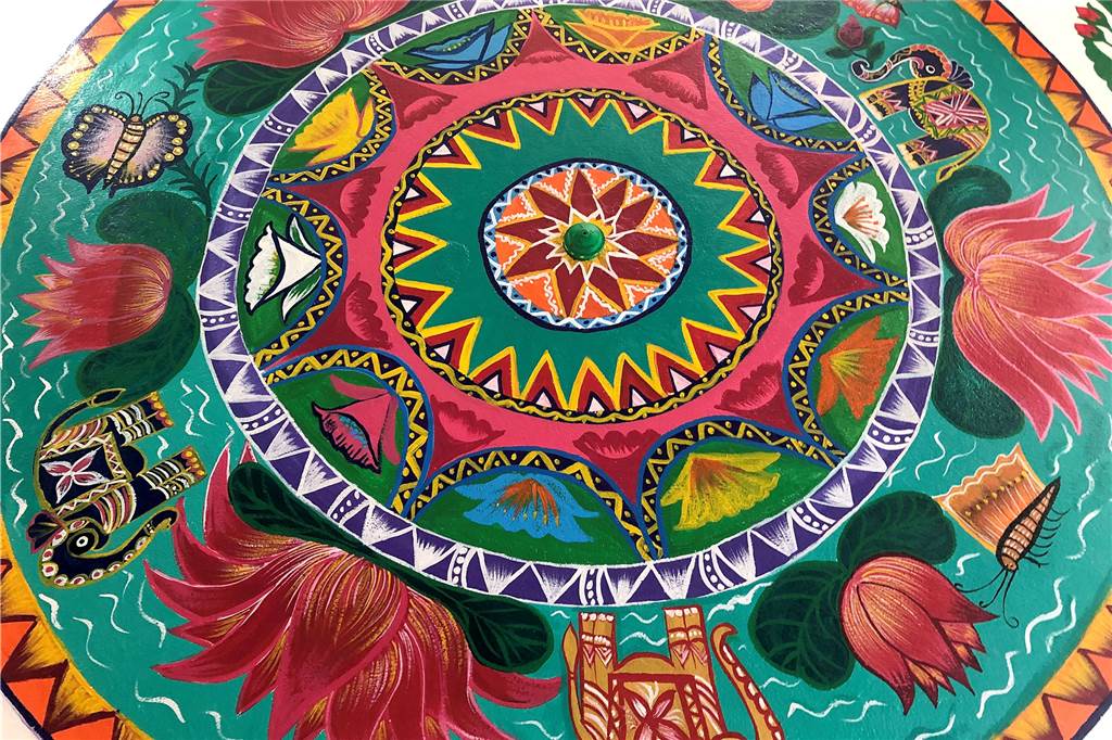 Hilfseinsatz in Nepal: Dr. Ursula Dorka greift noch mal zum Bohrer Zu diesen Blumen blicken die Patienten beim Bohren: Selbst die Decke der Zahnarztpraxis im Zentrum der Shanti Leprahilfe in Kathmandu ist bunt ausgemalt.
